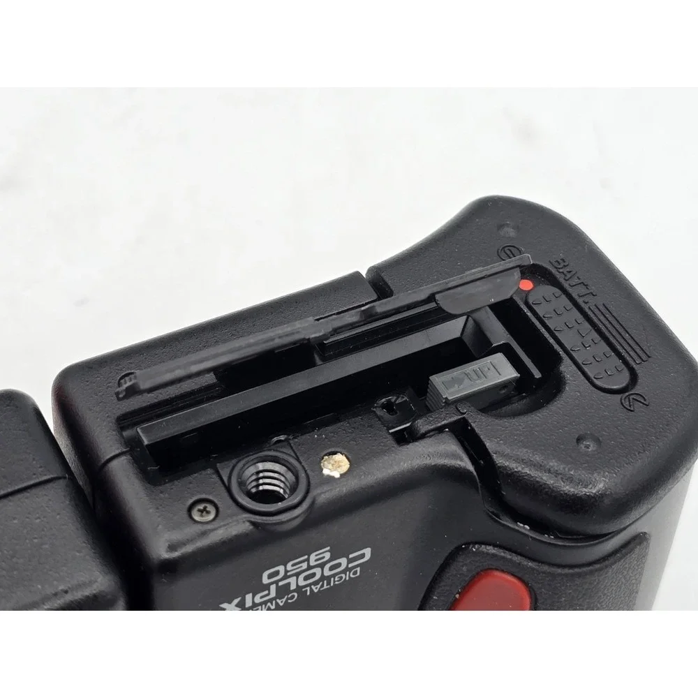 Nikon Coolpix 950 Digital Camera -‎ FOR PARTS NO POWER - Battery Corrosion